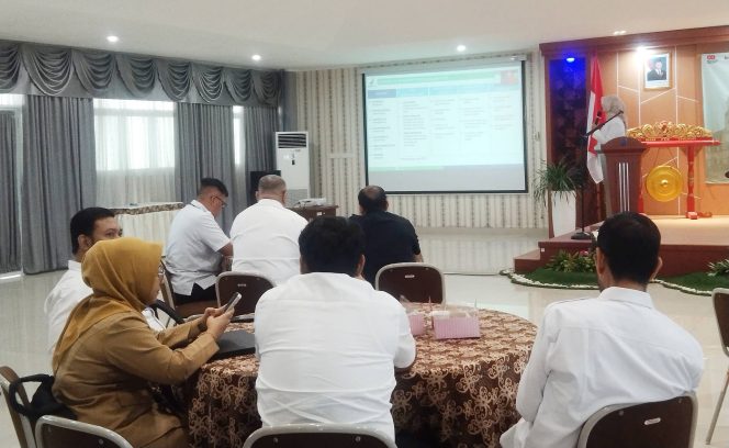 
					Tampak Kepala BBPOM Semarang Dra. Rustyawati bersama para peserta. 
