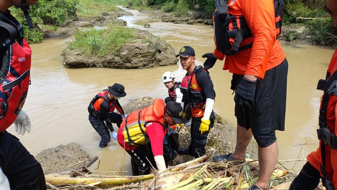 Evakuasi korban tenggelam di Sungai Laes Pemalang