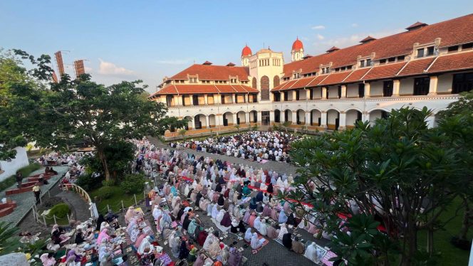 
					Suasana halaman tengah Lawang Sewu saat pelaksanaan Salat Iduladha 1447 H.