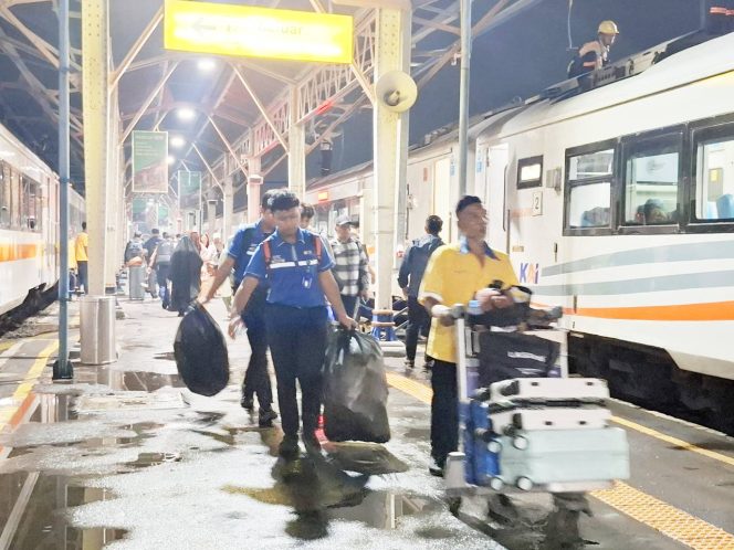 
					Suasana Stasiun Semarang Tawang yang dipadati penumpang pada H-1 Idul Adha 1447 H, Selasa (26/5/2026).