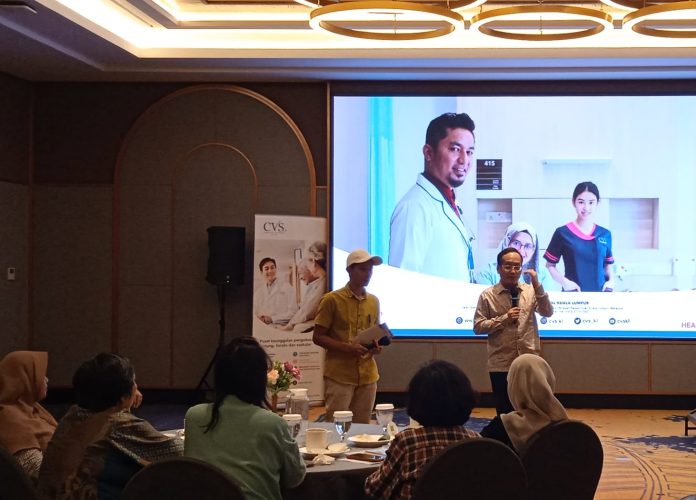 Consultant Cardiologist Rumah Sakit Cardiac Vascular Sentral Kuala Lumpur (CVSKL), Dr. Wan Faizal Wan Rahimi Shah, dalam seminar kesehatan jantung bertajuk “Kenali Kesehatan Jantung Anda” di Ibis Styles Semarang Simpang Lima, Sabtu (16/5/2026).