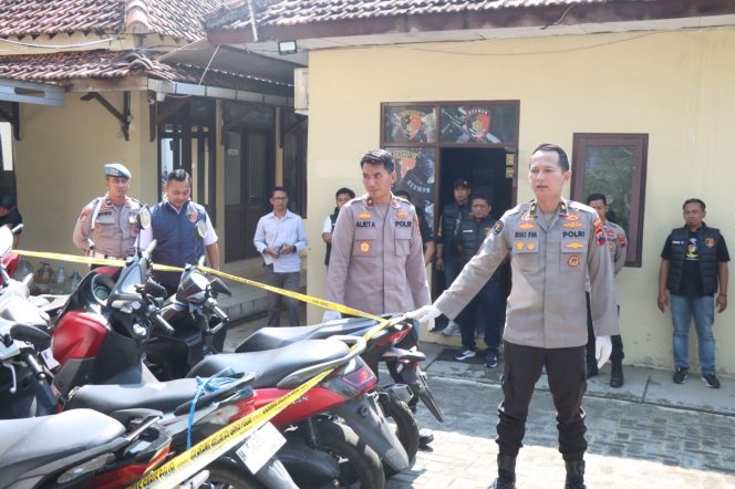 
					Suasana pengungkapan kasus penggelapan 40 unit sepeda motor dengan modus penyewaan di Polsek Ngaliyan, Semarang. Sebanyak 23 unit kendaraan diamankan sebagai barang bukti. 