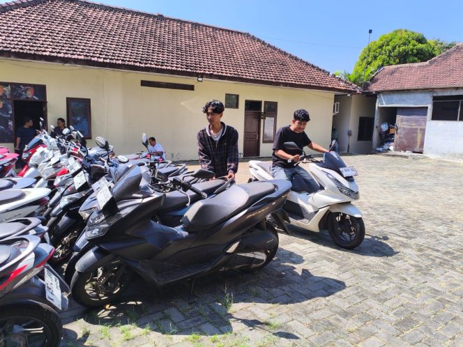 
					Kapolsek Ngaliyan, Kompol Aliet Alphard, didampingi Kanit Reskrim Iptu Nur Azam, menyerahkan kunci sepeda motor kepada korban penggelapan di Mapolsek Ngaliyan, Rabu (10/6/2026).