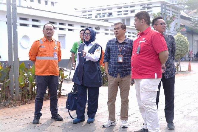 
					Suasana Stasiun Jakarta Kota (BEOS) yang menjadi titik awal kunjungan Komisaris Utama KAI Wisata, Ibu Suria Ati Kusumah, dalam program pelestarian stasiun bersejarah. 