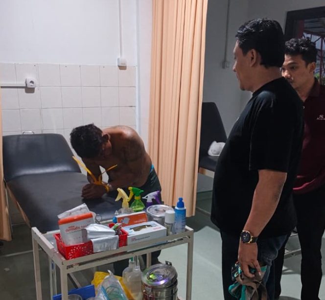 
					Suasana pengamanan terduga pelaku pencurian di Polsek Ngaliyan, Rabu (1/7/2026).