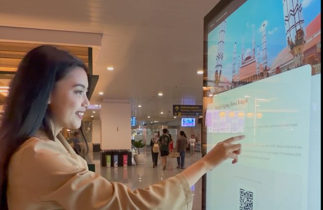 
					Suasana penumpang menggunakan layar interaktif Digital Wayfinding di Bandara Internasional Jenderal Ahmad Yani Semarang.
