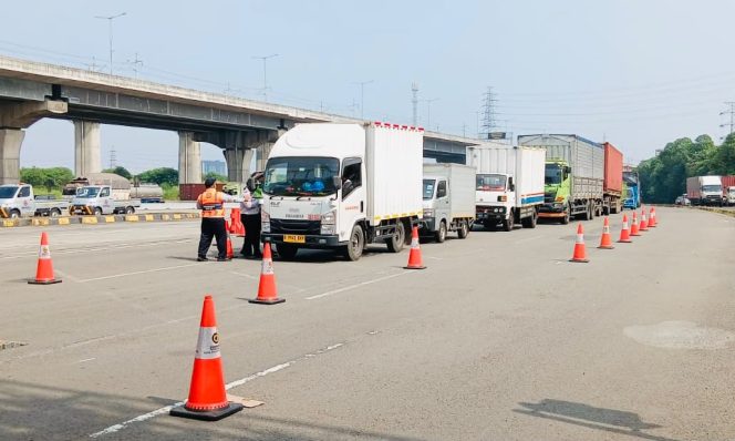 
					Suasana pemeriksaan dan penimbangan kendaraan ODOL di KM 29 A arah Cikampek, 8-9 Juli 2026.