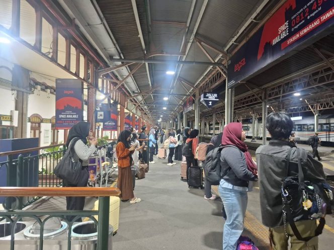 
					Suasana Stasiun Semarang Tawang yang menjadi stasiun dengan volume penumpang tertinggi selama libur sekolah 2026.