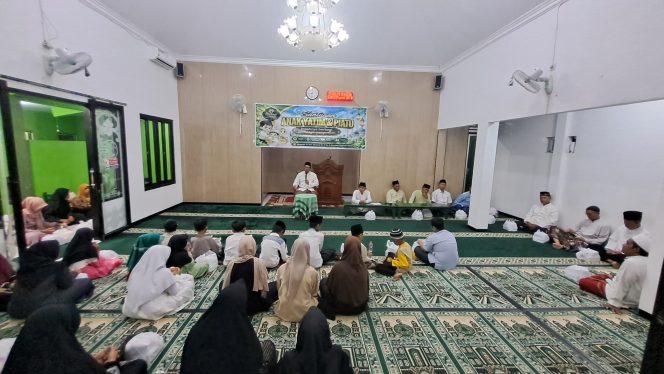
					Suasana santunan anak yatim dan piatu di Mushola An-Nur Sitalang, Susukan, Ungaran Timur, Senin malam (6/7/2026). 