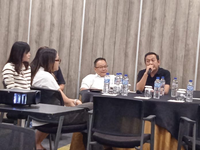 General Manager Rooms Inc Hotel Semarang, Kusnadi (kanan) dalam media gathering Sinar Mas Land di Rooms Inc Hotel Semarang, Kamis (9/7).