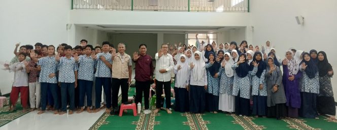 
					Dosen STIKES Semarang Berikan Sosialisasi Bahaya Bullying di MPLS PKBM Shirothol Mustaqim