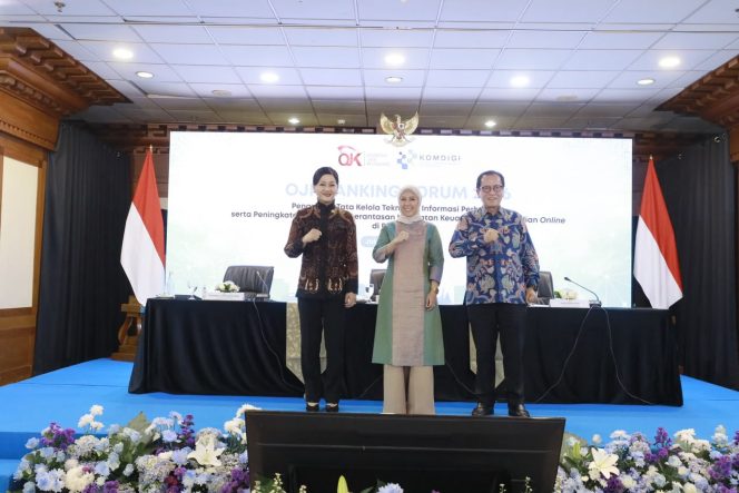 
					Menteri Komunikasi dan Digital Meutya Hafid (tengah), Ketua Dewan Komisioner OJK Friderica Widyasari Dewi (kiri), Kepala Eksekutif Pengawas Perbankan OJK Dian Ediana Rae (kanan) dalam OJK Banking Forum 2026 di Jakarta, Selasa (14/7).