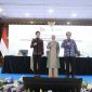 Menteri Komunikasi dan Digital Meutya Hafid (tengah), Ketua Dewan Komisioner OJK Friderica Widyasari Dewi (kiri), Kepala Eksekutif Pengawas Perbankan OJK Dian Ediana Rae (kanan) dalam OJK Banking Forum 2026 di Jakarta, Selasa (14/7).