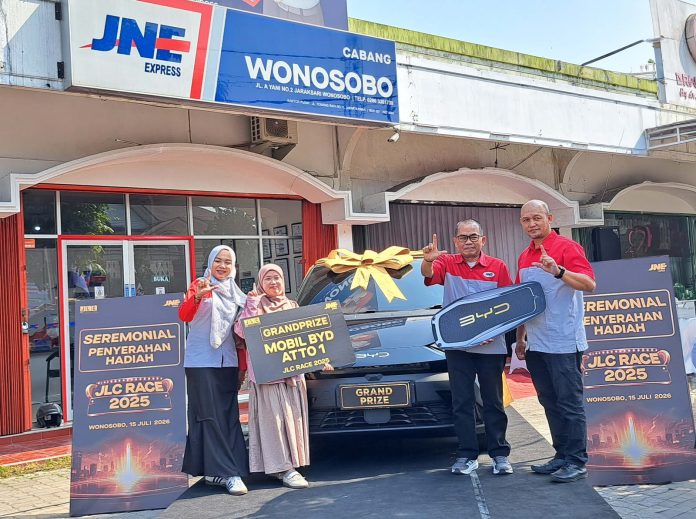 Penyerahan hadiah berupa satu unit mobil listrik BYD Atto 1 dilakukan pada Rabu (15/7) di Kantor Cabang JNE Wonosobo, Jalan A. Yani No. 2, Tosari, Jaraksari Kabupaten Wonosobo, Jawa Tengah.