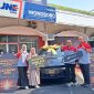 Penyerahan hadiah berupa satu unit mobil listrik BYD Atto 1 dilakukan pada Rabu (15/7) di Kantor Cabang JNE Wonosobo, Jalan A. Yani No. 2, Tosari, Jaraksari Kabupaten Wonosobo, Jawa Tengah.