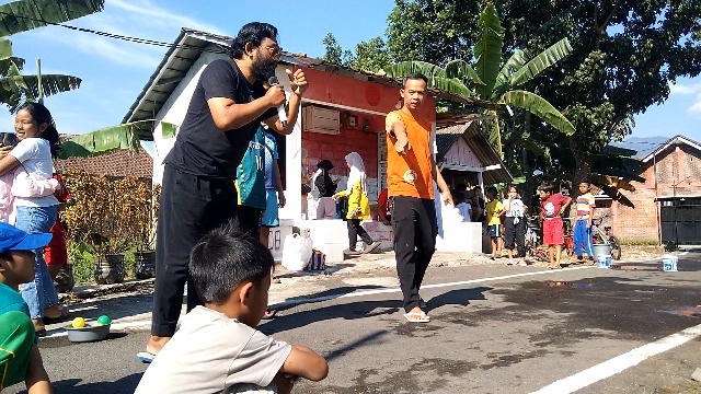 Lomba HUT RI ke-81 Kampung Sitalang anak-anak memindahkan kacang atom dan makan kerupuk di Ungaran Timur