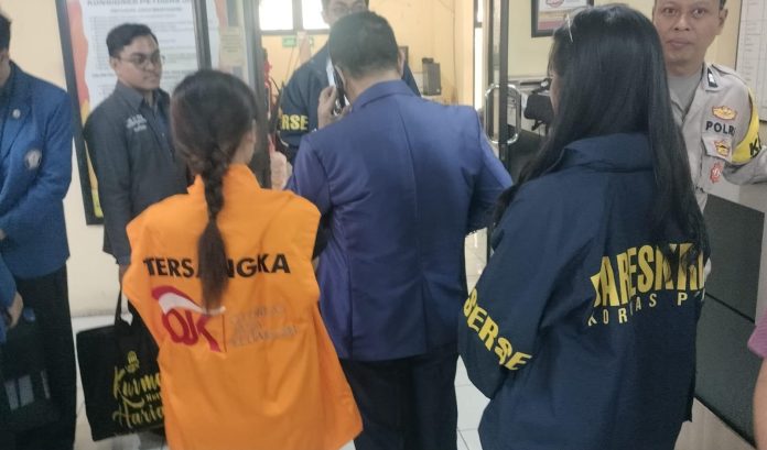 Setelah merampungkan proses penyidikan, OJK melimpahkan tersangka kasus dugaan Tindak Pidana Perbankan PT BPR DCN ke jaksa.