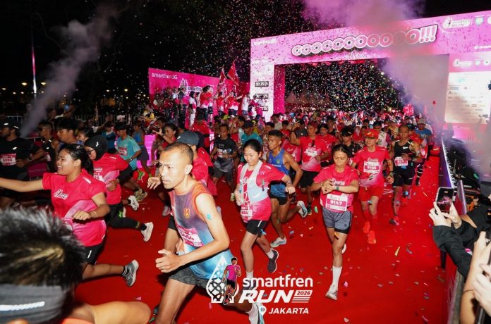 Sebanyak 7.500 pelari ambil bagian dalam SMARTFREN RUN 2026 yang digelar di Plaza Parkir Timur Gelora Bung Karno (GBK), Jakarta, Minggu (5/7).