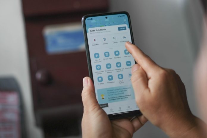 Melalui kombinasi angka tertentu yang dimasukkan pada keypad meteran, pelanggan dapat memantau sisa token, tegangan, arus listrik, hingga mengatur alarm batas minimal token secara mandiri tanpa harus menghubungi petugas.