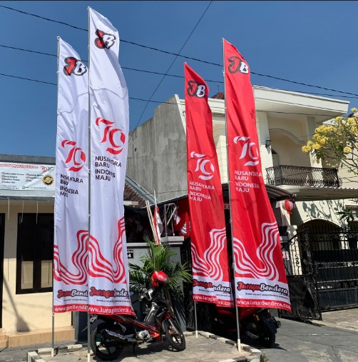 Menjelang HUT RI, PT PLN (Persero) Unit Induk Distribusi Jawa Tengah mengingatkan masyarakat untuk menjaga jarak aman minimal tiga meter antara tiang bendera atau umbul-umbul dengan jaringan listrik.