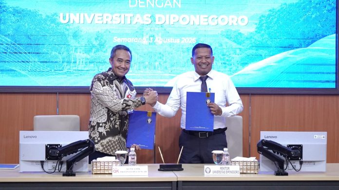 Penandatanganan Nota Kesepahaman (MoU) antara Kepala OJK Provinsi Jawa Tengah Hidayat Prabowo (kiri) dan Rektor Universitas Diponegoro Suharnomo (kanan) berlangsung di Gedung Widya Puraya, Kampus Undip Tembalang, Senin (3/8).