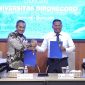 Penandatanganan Nota Kesepahaman (MoU) antara Kepala OJK Provinsi Jawa Tengah Hidayat Prabowo (kiri) dan Rektor Universitas Diponegoro Suharnomo (kanan) berlangsung di Gedung Widya Puraya, Kampus Undip Tembalang, Senin (3/8).