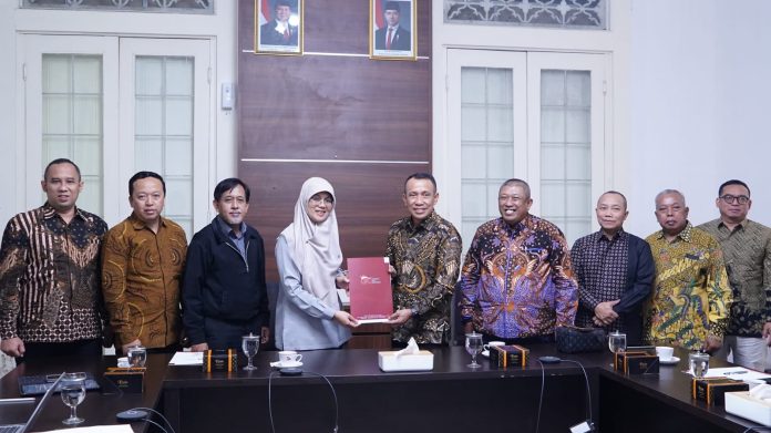 Penggabungan kelompok BPR Nusamba ditetapkan melalui Surat Keputusan Anggota Dewan Komisioner OJK Nomor KEP-58/D.03/2026 pada 29 Juli 2026 dan diserahkan kepada pengurus BPR pada Rabu (5/8/2026).