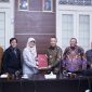 Penggabungan kelompok BPR Nusamba ditetapkan melalui Surat Keputusan Anggota Dewan Komisioner OJK Nomor KEP-58/D.03/2026 pada 29 Juli 2026 dan diserahkan kepada pengurus BPR pada Rabu (5/8/2026).