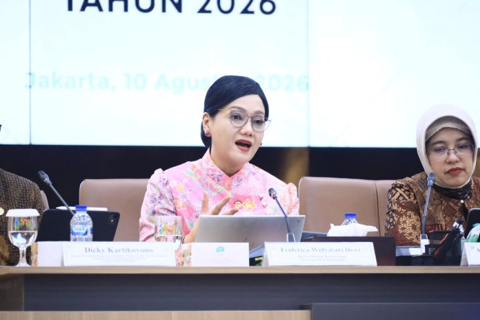 Ketua Dewan Komisioner OJK Friderica Widyasari Dewi menyampaikan Hasil Survei Nasional Literasi dan Inklusi Keuangan (SNLIK) 2026 di Jakarta, Senin (10/8).