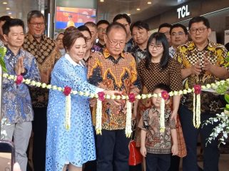 Owner Atlanta Elektronik Santoso Kurniadi bersama jajaran perwakilan brand elektronik saat pembukaan showroom Atlanta Elektronik di Semarang.
