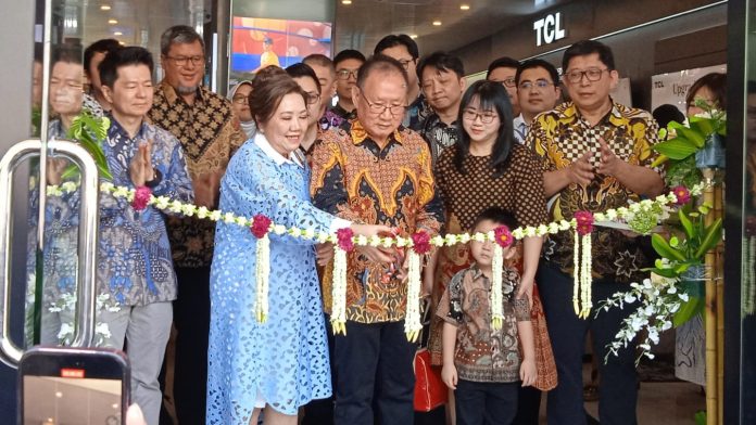 Owner Atlanta Elektronik Santoso Kurniadi bersama jajaran perwakilan brand elektronik saat pembukaan showroom Atlanta Elektronik di Semarang.
