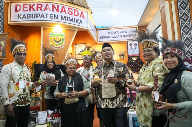 
					Ada Cukur Gratis di Bazar MTQ, Taj Yasin Ikut Menjajal