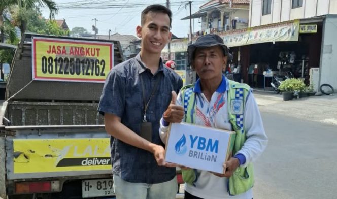 
					Dekat dengan Masyarakat, YBM BRILiaN BRI Ungaran Bagikan Sembako Jumat Berkah
