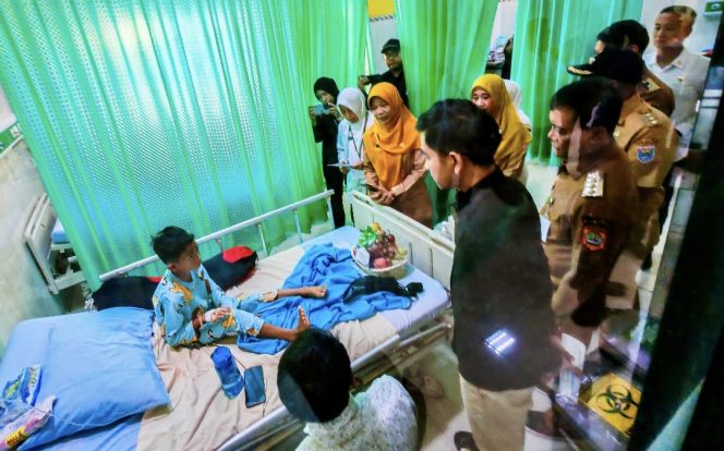 
					Dugaan Keracunan MBG Batang, Gibran dan Ahmad Luthfi Temui Pasien