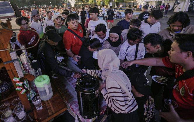 
					Nobar Timnas di Gubernuran Jateng Bawa Berkah bagi Pedagang Kecil