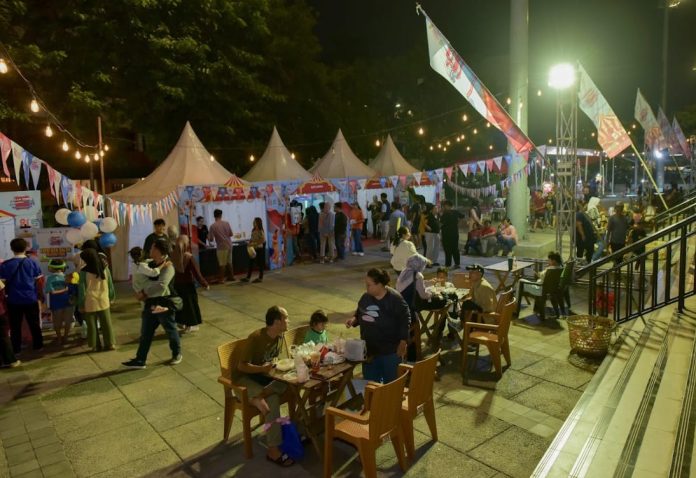 Puncak Pekan QRIS Nasional (PQN) Jawa Tengah 2026 digelar melalui Pesta Rakyat “QRIS Merdeka Fest 2026” pada 14–16 Agustus di Aloon-Aloon Masjid Agung Kauman, Kota Semarang. Acara tersebut menarik lebih dari 1.000 pengunjung dan melibatkan 42 UMKM lokal.
