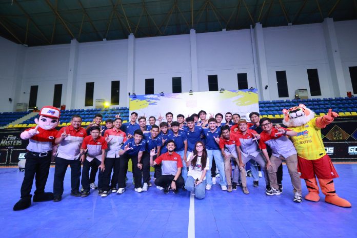 Kesiapan Cosmo JNE FC menghadapi musim baru ditandai dengan pengenalan skuad, tim pelatih dan official, serta peresmian official jersey di GOR POPKI Cibubur, Senin (24/8).
