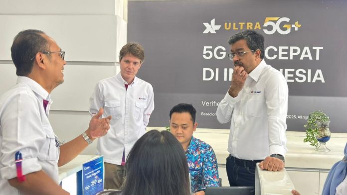 Pada Customer Day 2026, Jajaran Board of Directors (BOD), manajemen, dan karyawan XLSMART turun langsung menemui pelanggan di ruang publik, hangout place, gerai layanan, hingga home service store.