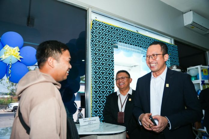 General Manager PLN UID Jawa Tengah, Bramantyo Anggun Pambudi (kanan) didampingi Manager PLN UP3 Semarang, Agung Wibowo (tengah) berinteraksi dengan Widiyanto (kiri), pelanggan rumah tangga asal Pedurungan, Semarang