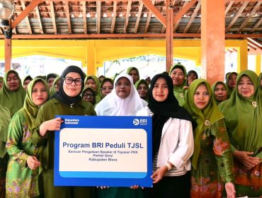 BRI melalui program BRI Peduli Tanggung Jawab Sosial dan Lingkungan (TJSL) menyalurkan bantuan speaker kepada Yayasan PKK Pertiwi Gersi, Kabupaten Blora, Jawa Tengah. 