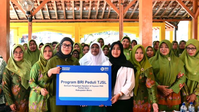 
					BRI melalui program BRI Peduli Tanggung Jawab Sosial dan Lingkungan (TJSL) menyalurkan bantuan speaker kepada Yayasan PKK Pertiwi Gersi, Kabupaten Blora, Jawa Tengah. 