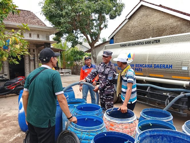 
					Tiga Tangki Air Bersih Disalurkan, TNI AL dan Mitra Bantu Warga Dua Desa di Pati