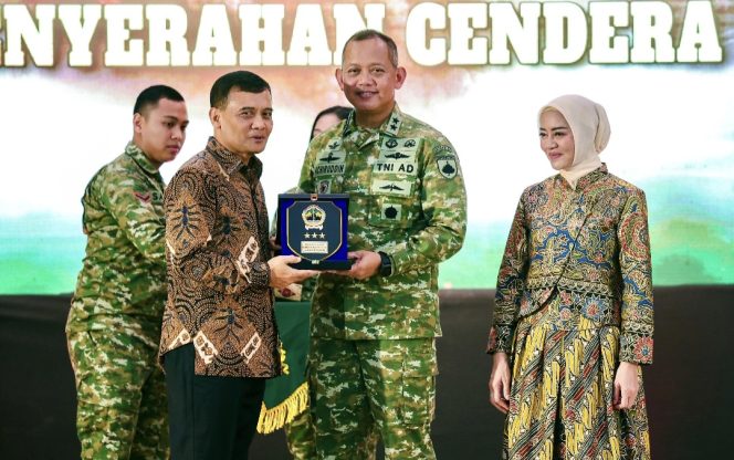 
					Sinergi TNI-Pemprov Jateng Berlanjut, Ahmad Luthfi Bidik Pembangunan Merata