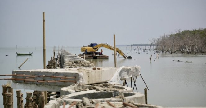 
					Abrasi Ancam Pesisir Sayung, Pemprov Jateng Bangun Pelindung Pantai 930 Meter