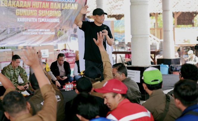 
					Ahmad Luthfi Acungi Jempol Semangat Gotong Royong Padamkan Api Gunung Sumbing
