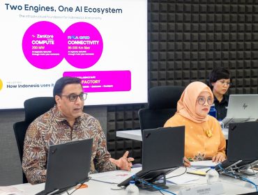Rapat Umum Pemegang Saham Luar Biasa (RUPSLB) Indosat pada 29 September 2026 mensahkan perpanjangan masa jabatan Vikram Sinha sebagai Presiden Direktur dan Chief Executive Officer (CEO).