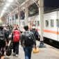 Suasana Stasiun Semarang Tawang selama angkutan Lebaran 2026. Daop 4 Semarang mencatat 1,2 juta penumpang naik turun.