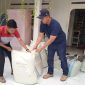 Direktur PT Moko Garment Indonesia, Ryan Muhammad, tengah menyiapkan produk kiriman bersama petugas JNE.