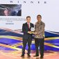 Dalam malam penganugerahan di Manila, Filipina, Rabu (7/10/2026), Direktur Operasi Solusi Bangun Indonesia Edi Sarwono menerima penghargaan dari Wakil Menteri Perindustrian dan Perdagangan Vietnam, Nguyen Viet Son.