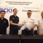 Direktur PT Bangun Cipta Karya Indonesia, Laindra Winarto (tengah kanan) dan Direktur Operasional PT Handyman Smart Teknologi, Jeffry Candra Suwono (tengah kiri), dalam penandatangan perjanjian kerja sama Smart Home di Semarang, Rabu (21/10/2026).